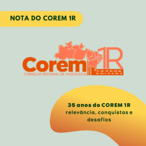 Peça gráfica de fundo cinza esverdeado. Na parte superior, sobre tarja amarela o texto Nota COREM 1R. Abaixo, centralizada, a logomarca do COREM 1R em cor laranja. Abaixo, sobre um fundo amarelo, o texto 35 anos do COREM 1r: relevância, conquistas e desafios