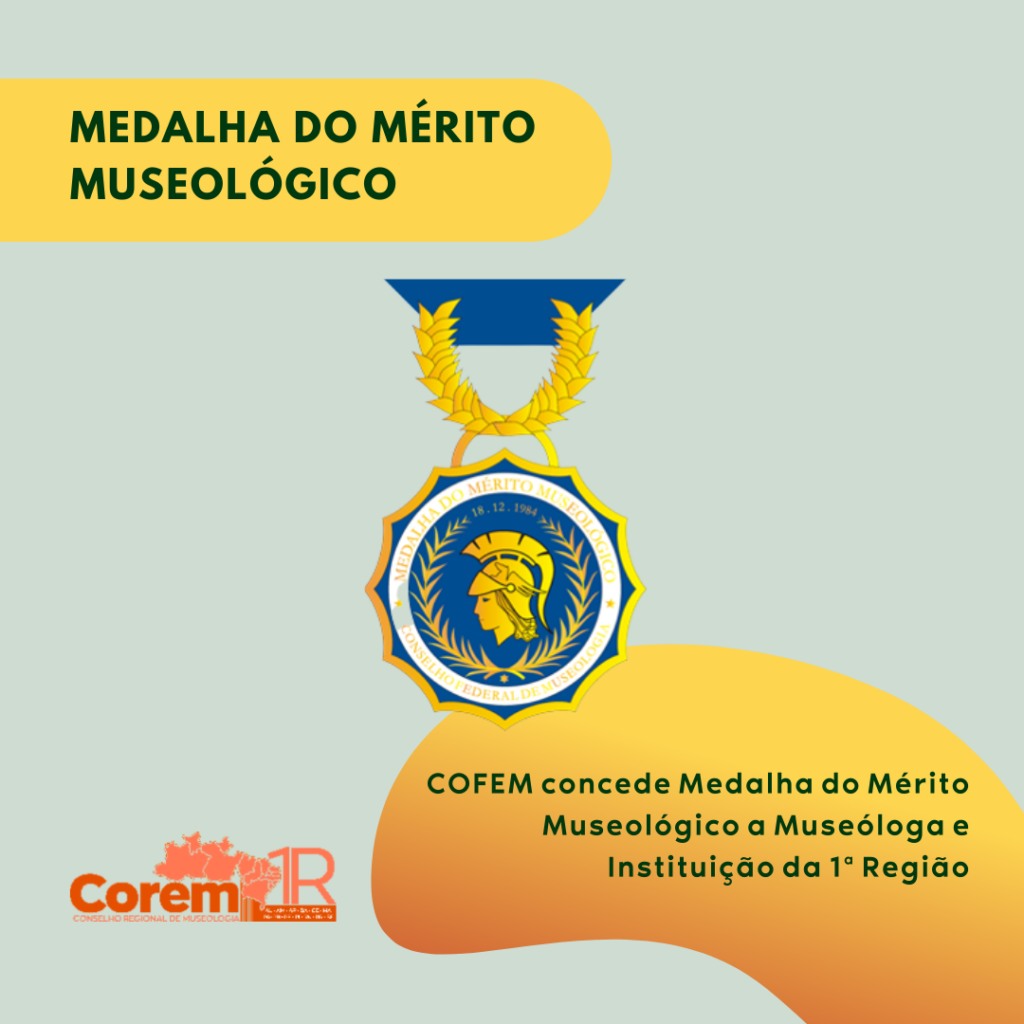 Peça gráfica de fundo verde acinzentado. Na parte superior, sobre tarja amarela, a frase Medalha do Mérito Museológico. Abaixo, centralizada, foto da medalha. Na parte inferior direita, o texto: COFEM concede Medalha do Mérito Museológico a Museóloga e Instituição da 1ª Região. Do lado esquerdo, a logormarca do COREM 1R.